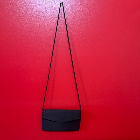 La Regale Elegant Black Wristlet - Picture 2 of 9